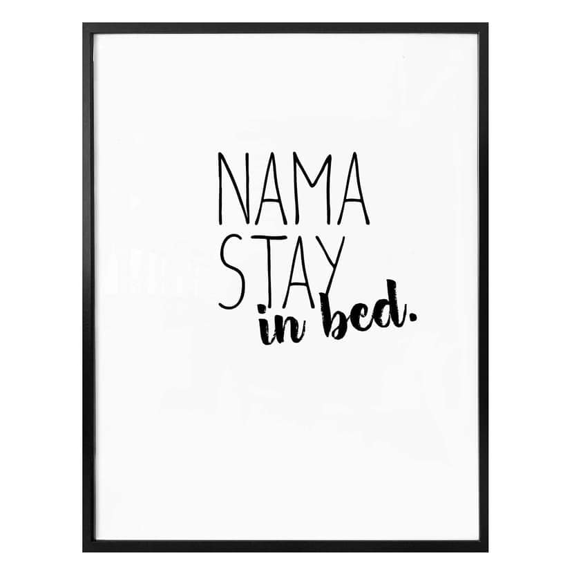 Plakat Namastay w łóżku