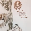 Drewniane litery mahoń Hakuna Matata ze strzałkami