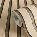 tapeta 3D beżowa ze złotym metalicznym tłem - skandynawski wygląd akustycznych paneli drewnianych 