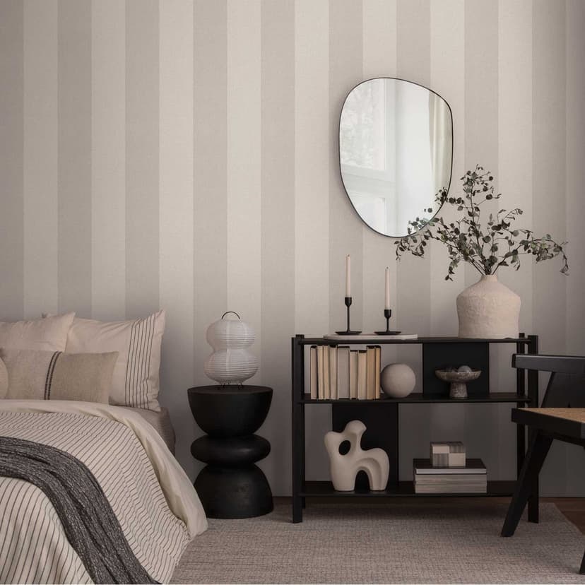 Tapeta w paski taupe kremowa biel - tapeta z włókniny z teksturą elegancka i nowoczesna
