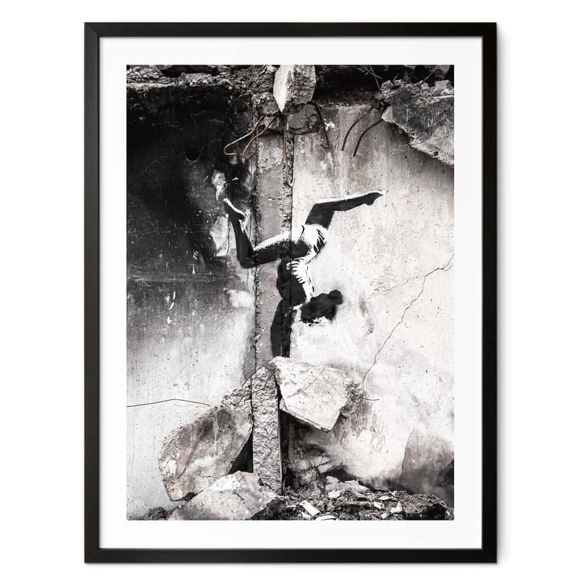 Plakat Banksy'ego w Ukrainie - Handstand w ruinach