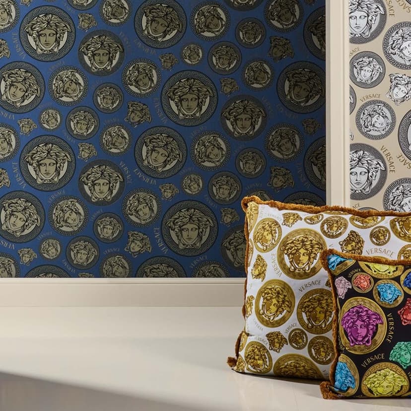 Tapeta Versace Home niebiesko-czarna z głowami meduzy luksusowa designerska tapeta z włókniny